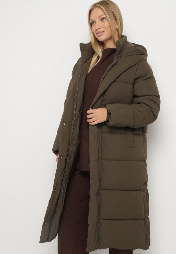 Born2be - Ciemnozielona Długa Pikowana Kurtka z Kapturem Acaltte. Typ kołnierza: kaptur. Kolekcja: plus size. Kolor: zielony. Materiał: jeans. Długość: długie. Sezon: zima. Styl: klasyczny
