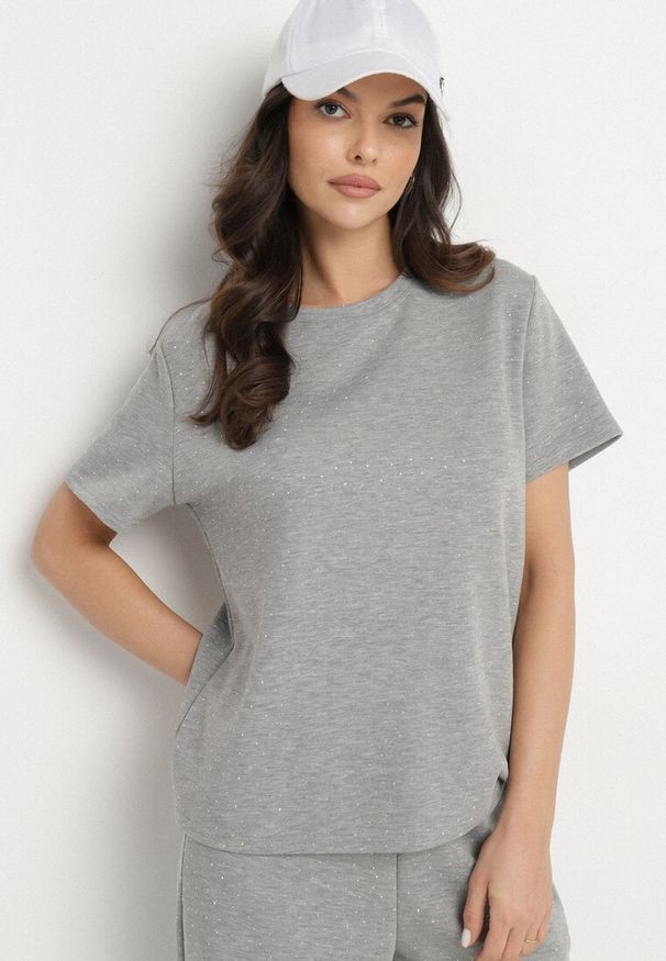 Born2be - Szary T-shirt z Wiskozą Ozdobiony Cyrkoniami Hirritia. Okazja: na co dzień. Kolor: szary. Materiał: wiskoza. Wzór: aplikacja. Styl: klasyczny, casual