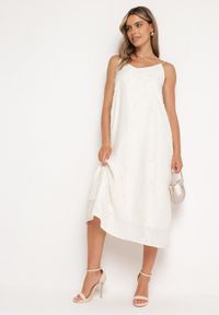 Born2be - Beżowa Trapezowa Sukienka na Ramiączkach z Koralikami i Cyrkoniami Dimzuri. Okazja: na co dzień. Kolor: beżowy. Materiał: jeans. Długość rękawa: na ramiączkach. Wzór: aplikacja. Typ sukienki: trapezowe. Styl: casual, elegancki #4