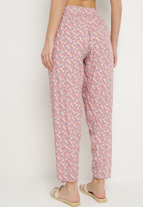 Born2be - Różowe Wiskozowe Spodnie z Wysokim Stanem w Kwiaty Liorelle. Okazja: na co dzień, do pracy. Stan: podwyższony. Kolor: różowy. Materiał: wiskoza. Wzór: kwiaty. Styl: casual