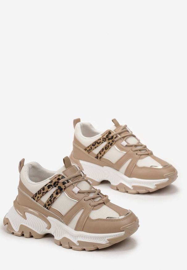 Renee - Ciemnobeżowe Sznurowane Sneakersy na Grubej Podeszwie ze Wstawkami i Brokatem Widgeta. Kolor: beżowy