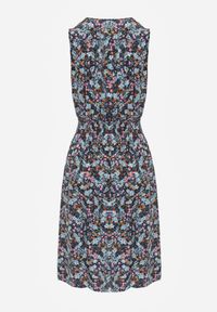 Renee - Granatowa Kwiecista Sukienka Midi z Wiskozy Bez Rękawów z Gumkami w Talii Sarunna. Okazja: na co dzień. Kolor: niebieski. Materiał: wiskoza. Długość rękawa: bez rękawów. Wzór: aplikacja. Sezon: wiosna, lato. Styl: casual. Długość: midi #4