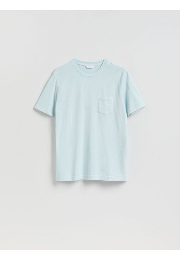 Reserved - T-shirt regular z kieszonką - jasnoniebieski. Kolor: niebieski. Materiał: dzianina, bawełna