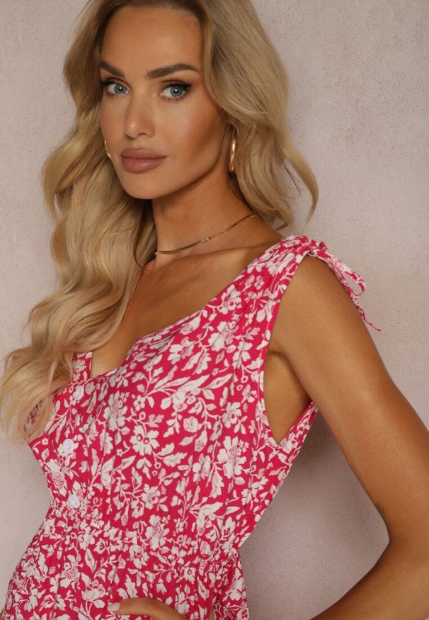 Renee - Fuksjowa Sukienka Bawełniana na Grubych Ramiączkach z Gumką w Pasie Zapinana na Guziki Tessri. Okazja: na randkę, na co dzień. Kolor: różowy. Materiał: bawełna. Długość rękawa: na ramiączkach. Wzór: kwiaty. Sezon: lato. Typ sukienki: proste. Styl: casual, wakacyjny, elegancki