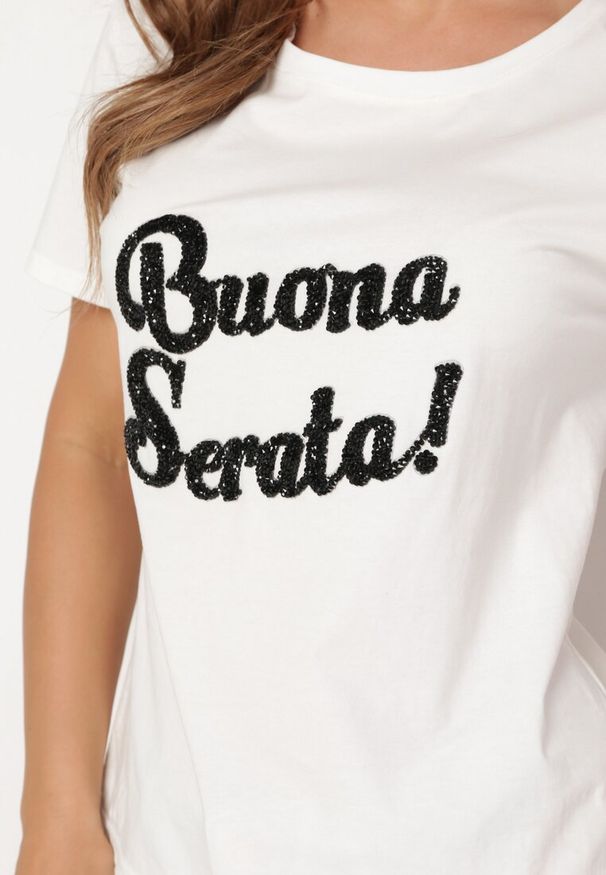 Born2be - Biały Bawełniany T-shirt z Ozdobnym Napisem z Cyrkonii Tiavalia. Okazja: na co dzień. Kolor: biały. Materiał: bawełna. Wzór: napisy. Styl: wizytowy, klasyczny, casual, elegancki