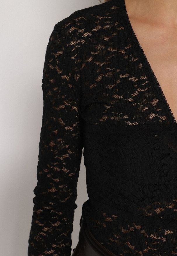 Born2be - Czarna Koronkowa Bluzka z Długim Rękawem i Dekoltem w Serek Senafera. Typ kołnierza: dekolt w serek. Kolor: czarny. Materiał: koronka. Długość rękawa: długi rękaw. Długość: długie. Styl: elegancki, klasyczny