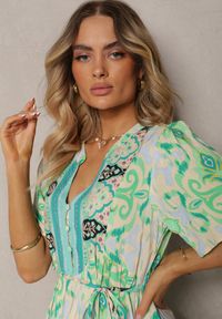Renee - Zielona Boho Sukienka z Wiskozy z Ozdobnymi Guzikami i Cienkim Paskiem w Talii Dimosia. Okazja: na co dzień. Typ kołnierza: dekolt w kształcie V. Kolor: zielony. Materiał: wiskoza. Sezon: lato. Typ sukienki: proste. Styl: boho
