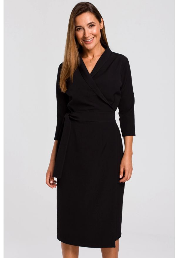Stylove - Elegancka sukienka biznesowa kopertowa midi z paskiem czarna. Okazja: na spotkanie biznesowe. Kolor: czarny. Typ sukienki: kopertowe. Styl: biznesowy, elegancki. Długość: midi