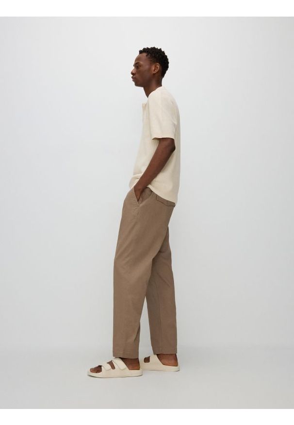 Reserved - Bawełniane spodnie slim - brązowy. Kolor: brązowy. Materiał: bawełna