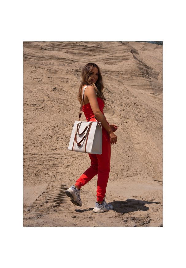 Modna shopperka damska w brązowo-beżowym kolorze z regulowanym paskiem w zestawie Peterson PTN CAN-04. Kolor: brązowy, wielokolorowy, beżowy. Materiał: skórzane. Styl: elegancki. Rodzaj torebki: na ramię