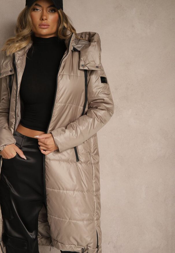 Renee - Ciemnobeżowa Kurtka z Pikowanymi Przeszyciami i Ściągaczami po Bokach Balinne. Okazja: na spacer, na co dzień. Kolor: beżowy. Materiał: jeans. Styl: casual