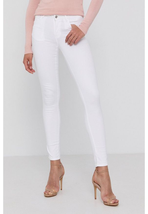 Guess Spodnie damskie kolor biały dopasowane medium waist. Kolor: biały. Materiał: materiał