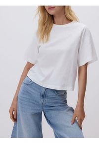 Reserved - T-shirt z haftem - złamana biel. Materiał: bawełna, dzianina. Wzór: haft