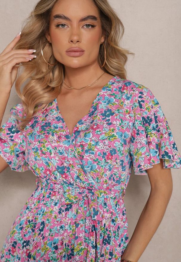 Renee - Różowa Sukienka z Plisami w Kwiecisty Print o Rozkloszowanym Kroju Lanelin. Kolor: różowy. Długość rękawa: krótki rękaw. Wzór: nadruk. Sezon: lato, wiosna. Typ sukienki: rozkloszowane