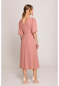 Stylove - Elegancka sukienka koktajlowa z bufiastymi rękawami różana. Okazja: na ślub cywilny, na imprezę, na wesele. Kolor: niebieski, różowy. Materiał: materiał, elastan. Długość rękawa: krótki rękaw. Sezon: lato. Typ sukienki: rozkloszowane. Styl: wizytowy, elegancki. Długość: midi #3