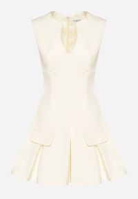 Born2be - Żółta Rozkloszowana Sukienka z Wycięciem przy Dekolcie Atarinea. Okazja: na co dzień. Kolor: żółty. Wzór: aplikacja. Typ sukienki: proste. Styl: casual #6