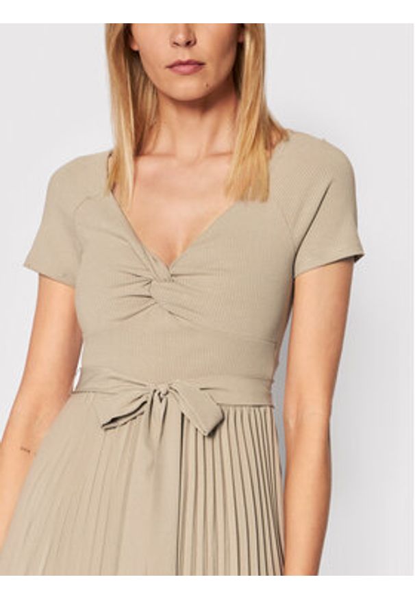 Guess Sukienka codzienna Erynn WBGK86 WE6D1 Beżowy Regular Fit. Okazja: na co dzień. Kolor: beżowy. Materiał: syntetyk. Typ sukienki: proste. Styl: casual
