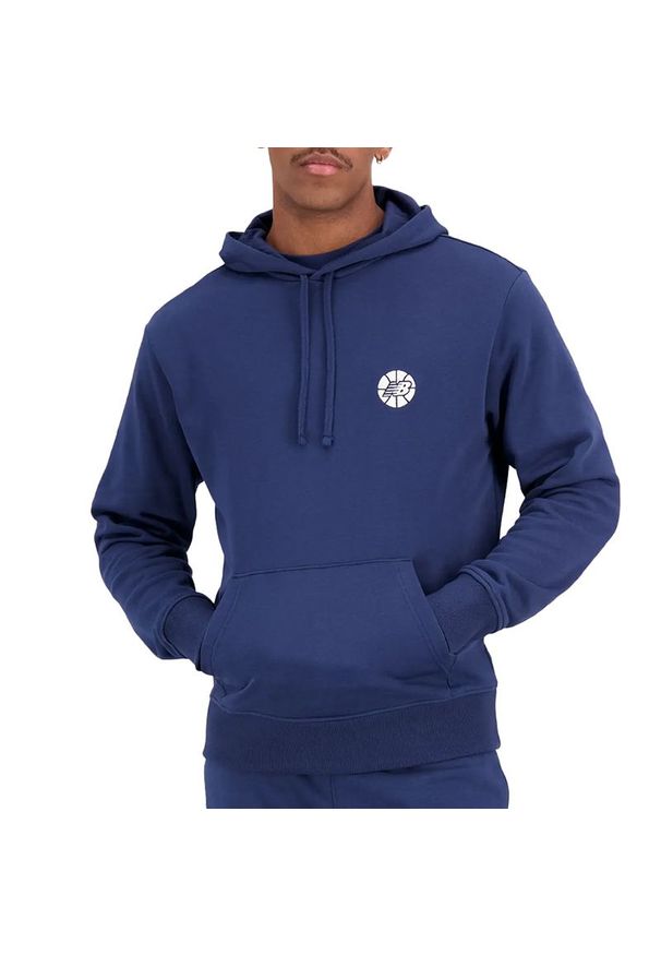 Bluza New Balance MT23581NNY - granatowa. Okazja: na co dzień. Typ kołnierza: kaptur. Kolor: niebieski. Materiał: prążkowany, bawełna, poliester. Styl: casual, klasyczny