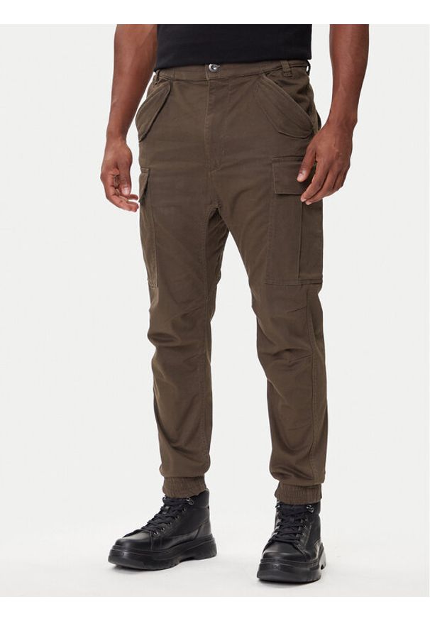 Alpha Industries Joggery Airman 188201 Zielony Tapered Fit. Kolor: zielony. Materiał: bawełna