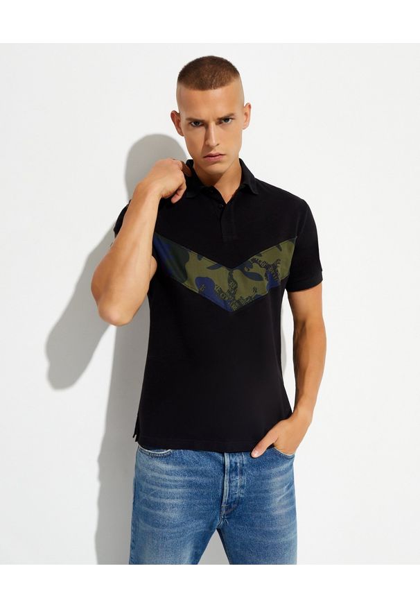 Versace Jeans Couture - VERSACE JEANS COUTURE - Czarna koszulka polo z kolorowym wzorem. Typ kołnierza: polo. Kolor: czarny. Materiał: bawełna. Wzór: kolorowy. Styl: klasyczny