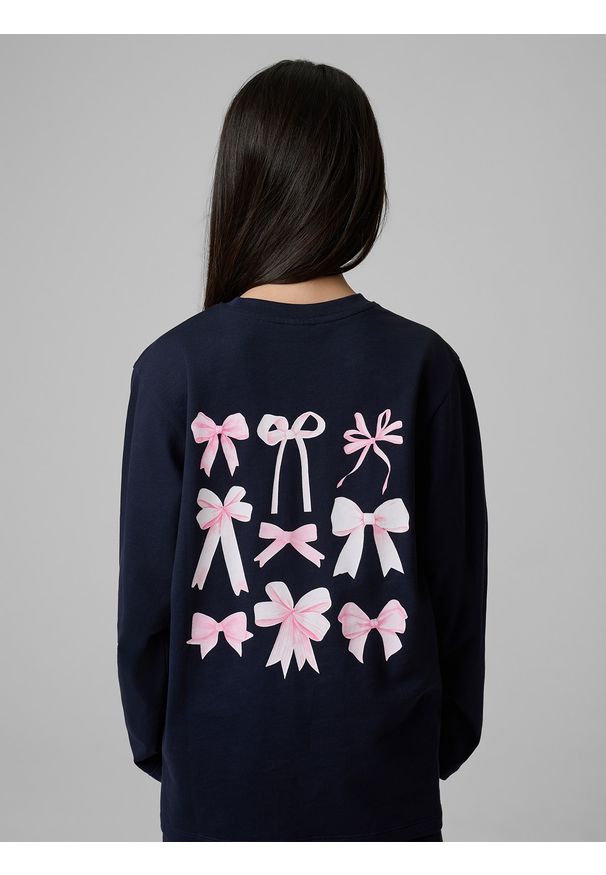 4f - 4F Longsleeve loose z nadrukiem dziewczęcy - granatowy 122/128 (6-8 lat). Okazja: na uczelnię, na co dzień, na spacer. Kolor: niebieski. Materiał: bawełna, dzianina. Długość rękawa: długi rękaw. Wzór: nadruk. Sezon: lato. Styl: casual