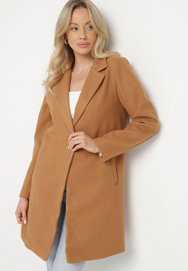 Born2be - Beżowy Płaszcz Jednorzędowy Sono. Okazja: na co dzień. Typ kołnierza: golf. Kolor: beżowy. Materiał: dzianina, jeans. Długość: do kolan. Styl: casual