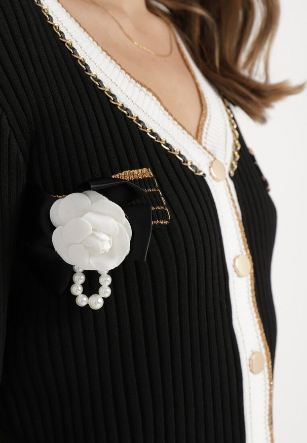 Born2be - Czarny Wiskozowy Kardigan z Ozdobnym Łańcuszkiem i Broszką oraz Metaliczną Nicią Niten. Kolor: czarny. Materiał: wiskoza