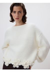 Reserved - Sweter z kwiatową aplikacją - złamana biel. Materiał: dzianina, wełna. Wzór: aplikacja, kwiaty #1