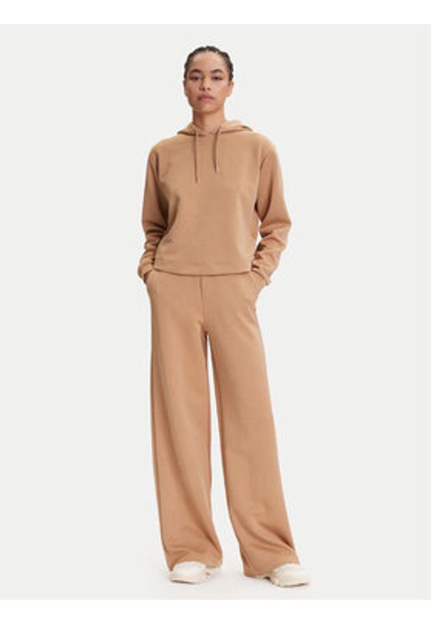 Guess Spodnie dresowe V5YB19 KBSL2 Beżowy Regular Fit. Kolor: beżowy. Materiał: syntetyk