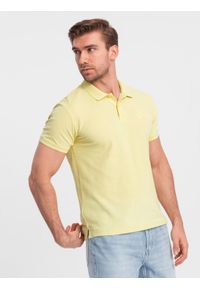 Ombre Clothing - Jednokolorowa koszulka polo męska BASIC z dzianiny pique - żółta V15. Okazja: na co dzień. Typ kołnierza: polo. Kolor: żółty. Materiał: dzianina. Wzór: haft, aplikacja, jednolity. Styl: sportowy, wizytowy, casual
