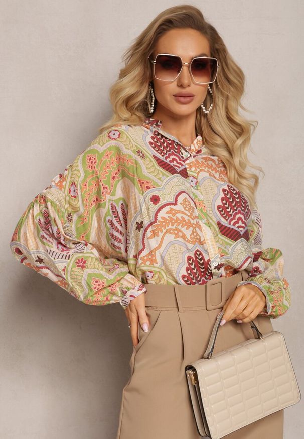 Renee - Beżowo-Zielona Koszula z Wiskozą Zapinana Guzikami w Modny Wzór z Ornamentami Mingula. Kolor: beżowy. Materiał: wiskoza. Styl: klasyczny