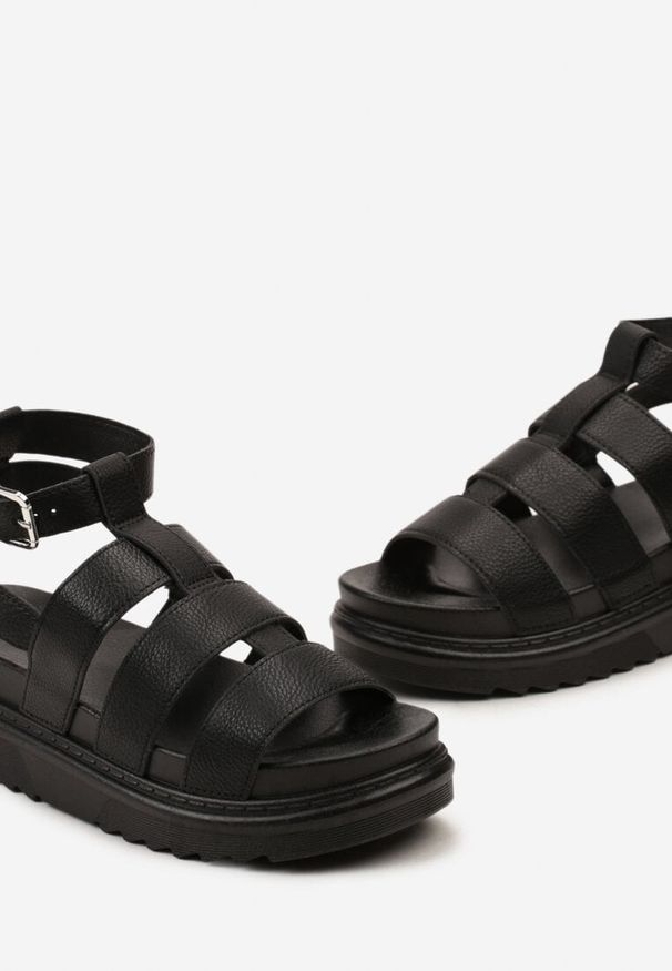 Born2be - Czarne Sandały Gladiatorki na Platformie z Dwiema Sprzączkami Broddiana. Nosek buta: otwarty. Zapięcie: sprzączka. Kolor: czarny. Materiał: guma. Sezon: lato. Obcas: na platformie. Styl: klasyczny. Wysokość obcasa: niski