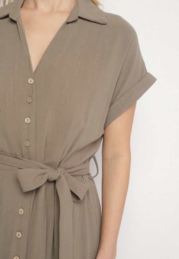 Born2be - Zielona Sukienka z Bawełny o Koszulowym Kroju z Wiązanym Paskiem Elanitiela. Okazja: na co dzień. Kolor: zielony. Materiał: bawełna. Długość rękawa: krótki rękaw. Typ sukienki: koszulowe. Styl: casual, elegancki