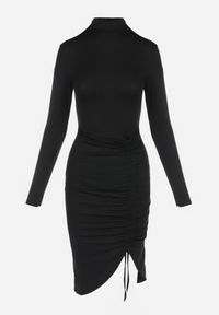 Born2be - Czarna Dopasowana Sukienka z Drapowanym Dołem Beso. Kolor: czarny. Długość rękawa: długi rękaw. Długość: mini