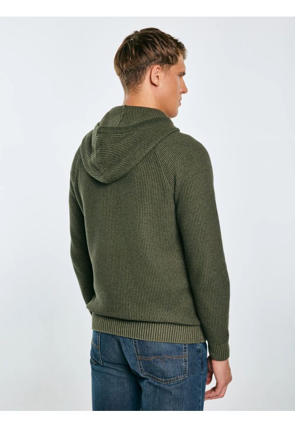 Big-Star - Sweter męski z kapturem khaki Carlson 303. Okazja: na spacer, na co dzień. Typ kołnierza: kaptur. Kolor: zielony. Materiał: materiał, bawełna, jeans, dzianina. Wzór: aplikacja, ze splotem. Styl: casual, vintage