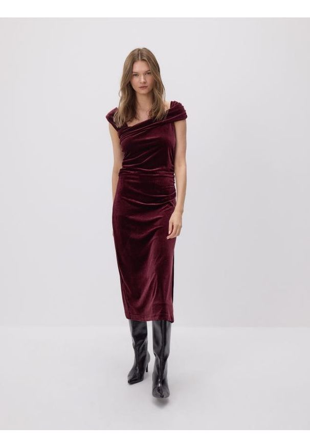 Reserved - Welurowa sukienka midi - bordowy. Kolor: czerwony. Materiał: welur. Długość: midi