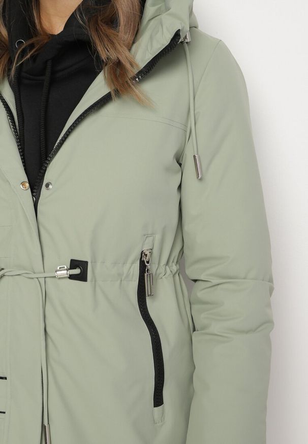 Born2be - Jasnozielona Kurtka Parka Zapinana na Napy Ściągana w Pasie Troczkami Arstilla. Okazja: na co dzień. Kolor: zielony. Materiał: dzianina, jeans. Styl: elegancki, casual