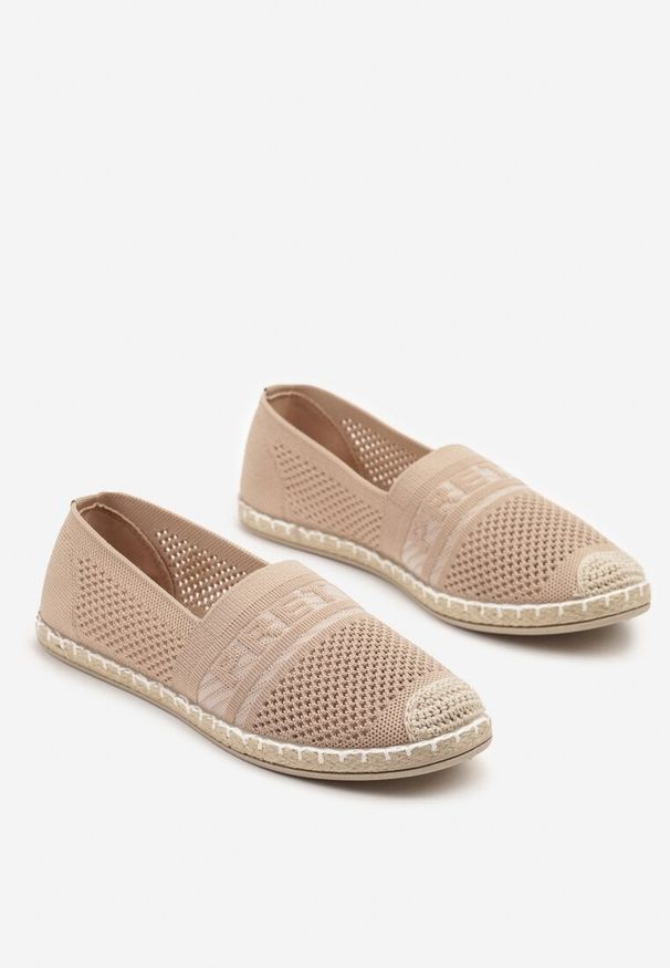 Renee - Ciemnobeżowe Płaskie Espadryle z Ozdobną Perforacją Weorlisa. Kolor: beżowy. Sezon: lato. Styl: elegancki
