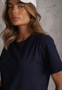 Renee - Granatowy Bawełniany T-shirt Ozdobiony po Bokach Rozcięciami Brinelle. Kolor: niebieski. Materiał: bawełna. Wzór: aplikacja. Sezon: lato. Styl: sportowy, elegancki #3