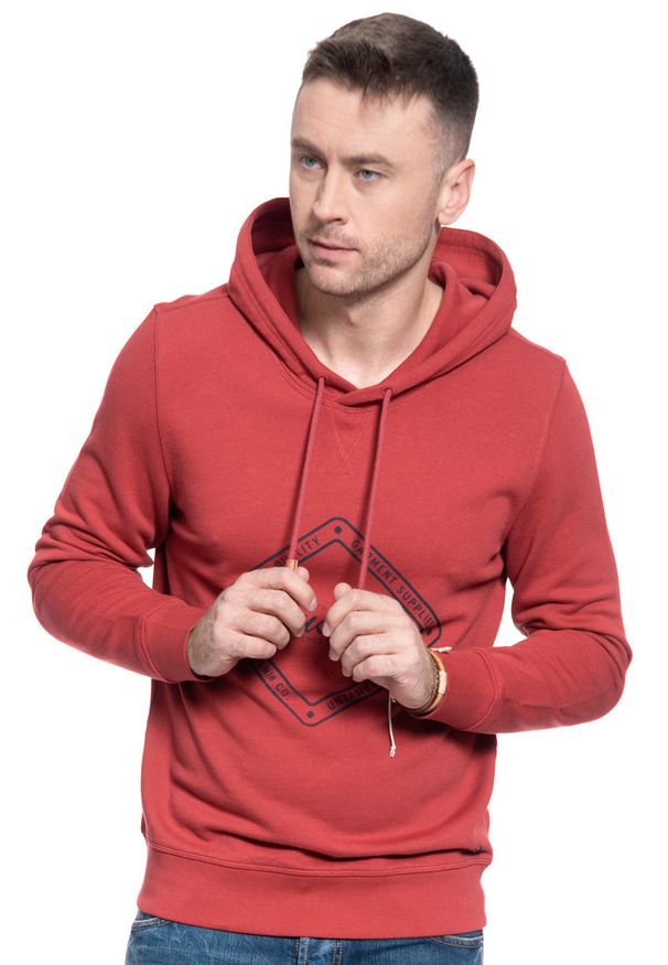 Mustang - BLUZA MUSTANG MĘSKA Printed Hoodie GARNET 1006368 7146. Typ kołnierza: kaptur. Wzór: nadruk