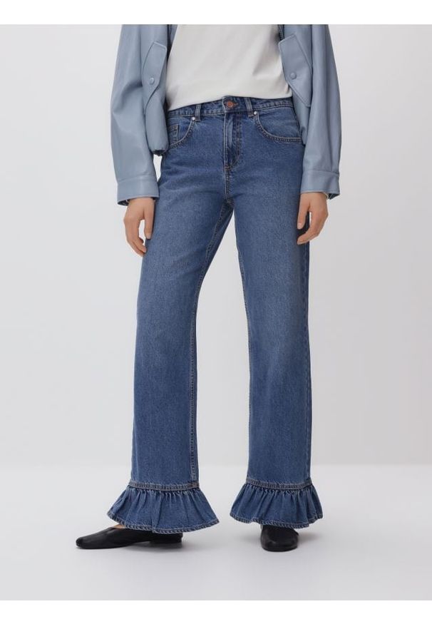 Reserved - Jeansy wide leg z falbankami - niebieski. Kolor: niebieski