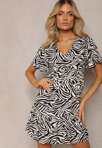 Renee - Czarno-Biała Rozkloszowana Sukienka Mini z Wiskozy Ozdobiona Hipnotyzującym Printem Aluraisa. Kolor: czarny. Materiał: wiskoza. Wzór: aplikacja, nadruk. Sezon: lato. Długość: mini #4