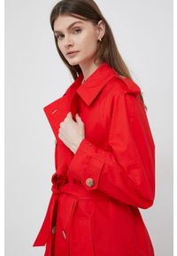 TOMMY HILFIGER - Tommy Hilfiger trencz bawełniany kolor czerwony przejściowy. Kolor: czerwony. Materiał: bawełna. Długość rękawa: raglanowy rękaw. Styl: klasyczny #4