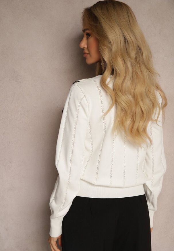 Renee - Biały Sweter z Wiskozą z Ozdobnymi Guzikami i Kokardą w Stylu Retro Miaraine. Okazja: na spotkanie biznesowe. Typ kołnierza: kokarda. Kolor: biały. Materiał: wiskoza. Styl: retro