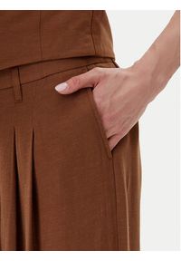 Herskind Spodnie materiałowe 5503840 Brązowy Regular Fit. Kolor: brązowy. Materiał: wiskoza