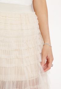 Born2be - Beżowa Spódnica Rozkloszowana z Gumką w Talii Powleczona Tiulowym Materiałem Firila. Okazja: na randkę. Kolor: beżowy. Materiał: tiul, materiał #4