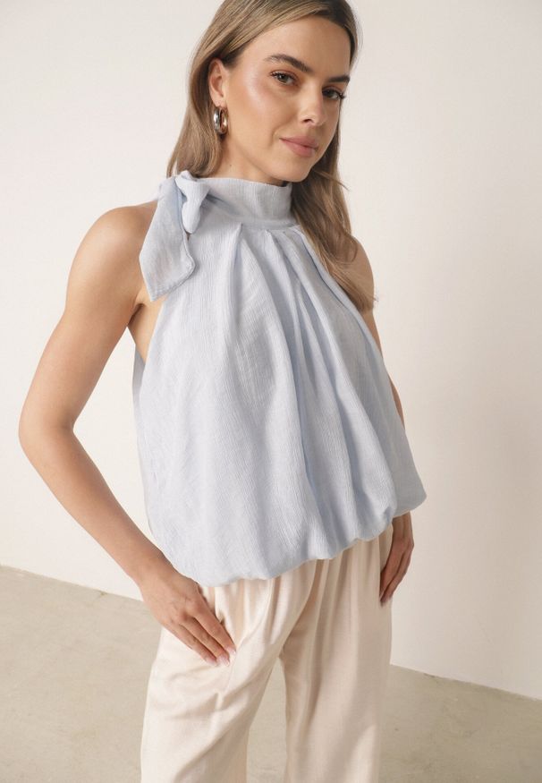 Born2be - Niebieska Elegancka Bluzka z Wiskozy Ozdobiona Wiązaniem Nemereia. Typ kołnierza: kokarda. Kolor: niebieski. Materiał: wiskoza. Długość: długie. Wzór: aplikacja. Styl: elegancki