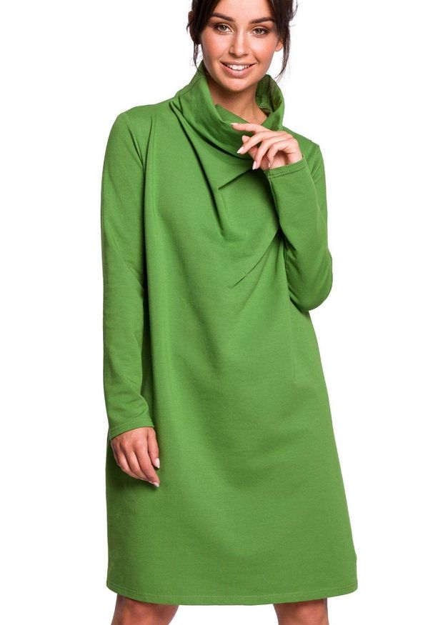 BE - Sukienka dresowa oversize trapezowa z wysokim kołnierzem zielona. Okazja: na co dzień. Kolor: zielony. Materiał: dresówka. Długość rękawa: długi rękaw. Typ sukienki: trapezowe, oversize. Styl: casual