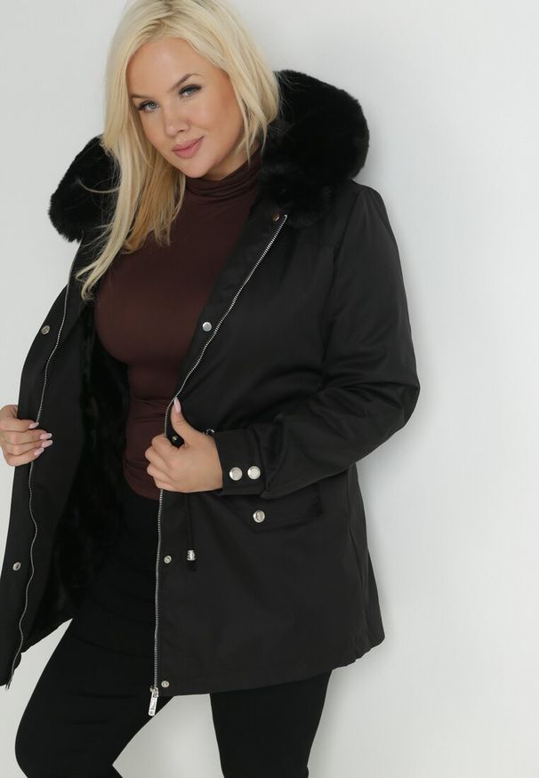 Born2be - Czarna Kurtka Parka Nylonowa Deseyi. Okazja: na spacer. Kolekcja: plus size. Kolor: czarny. Materiał: nylon. Sezon: zima. Styl: klasyczny, elegancki