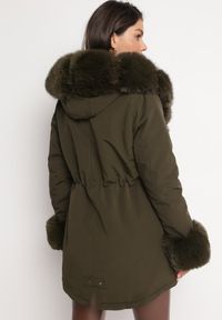 Born2be - Ciemnozielona Kurtka Parka z Futerkiem i Ściągaczem Hegade. Kolor: zielony. Materiał: futro. Wzór: aplikacja #5